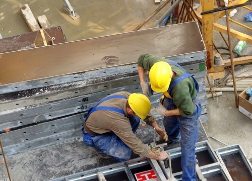 muncitori in constructii