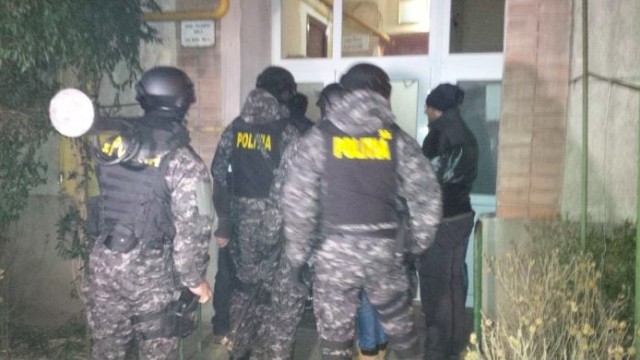 Percheziții la o grupare de traficanți de persoane din Timișoara, care exploata tinere, printre care și minore