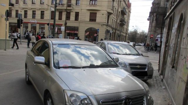 Mașini parcate pe pietonală, la Timișoara