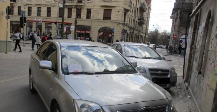 Mașini parcate pe pietonală, la Timișoara