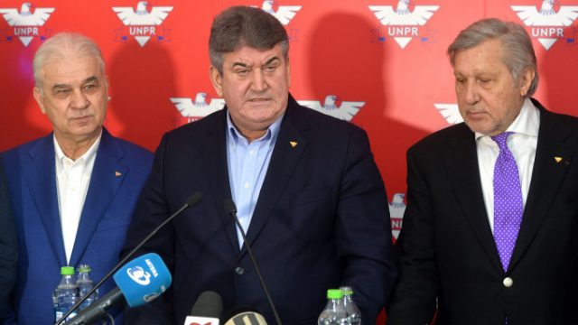 De la stânga, la dreapta: Anghel Iordănescu, Gabriel Oprea, Ilie Năstase. Sursă foto: agerpres.ro.
