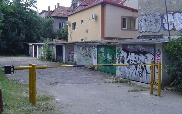 Cetăţeii din zona Rusu Şirianu – Kiriac pun condiţii pentru demolarea garajelor