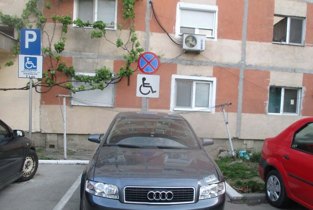 Șoferi nepăsători, parcați în locurile celor destinate persoanelor cu dizabilități