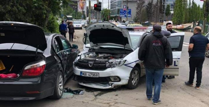 Accident între un BMW și o mașină a Poliției, la Timișoara