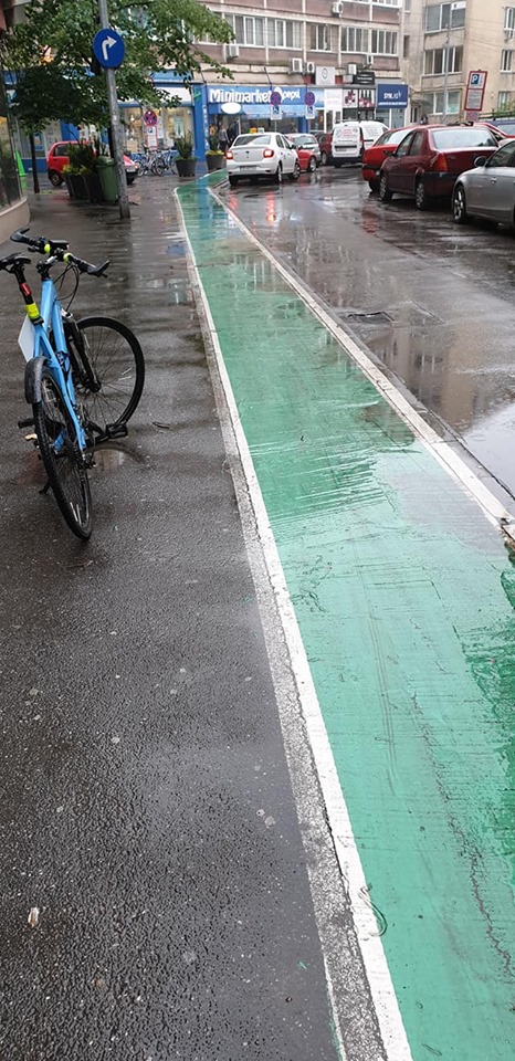 Pistele din Timișoara vopsite în verde reprezintă un real pericol pentru bicicliști