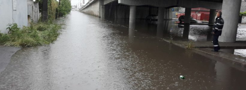 Inundație sub podul de pe Calea Șagului