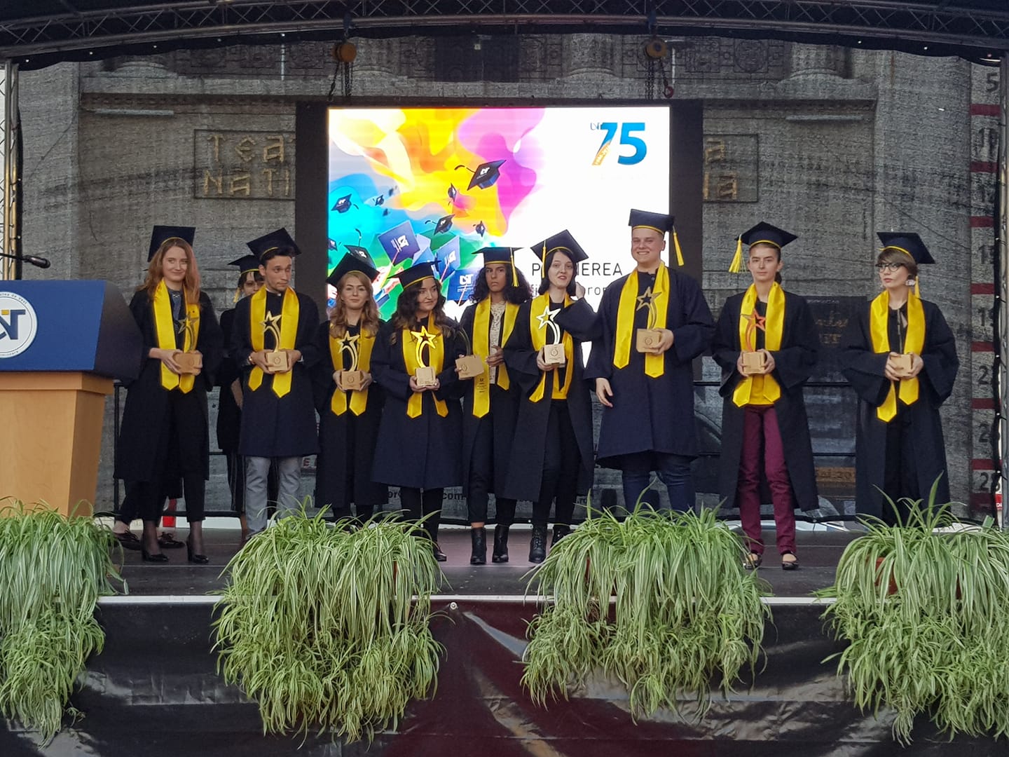 Absolvenţii Universităţii de Vest Timişoara şi-au primit diplomele în Piaţa Victoriei