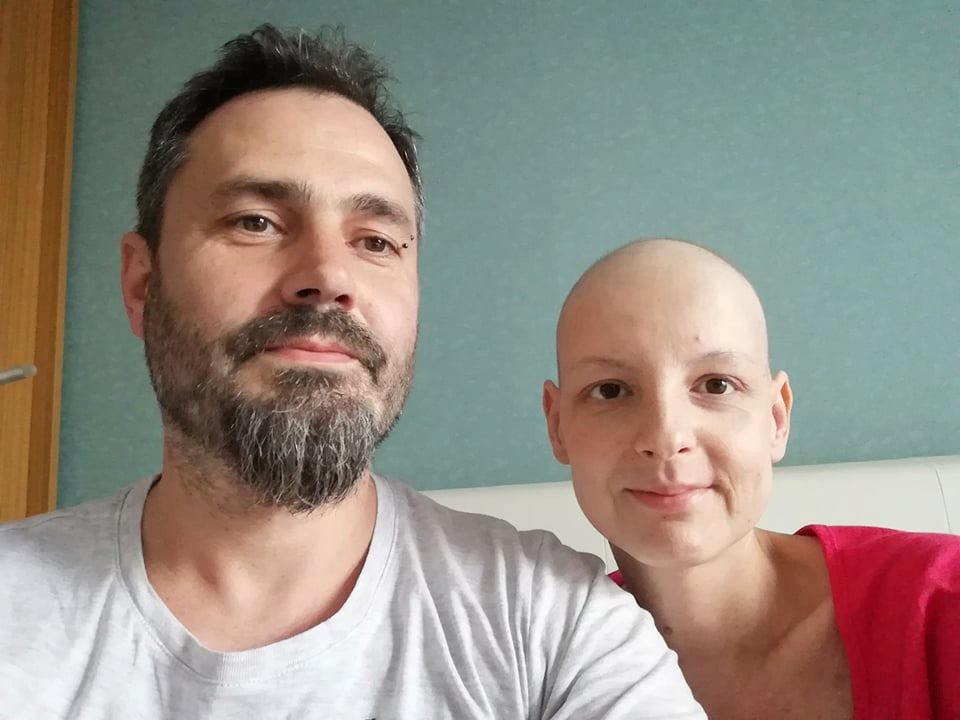 Anda, mamă a trei copii, diagnosticată cu cancer la sân
