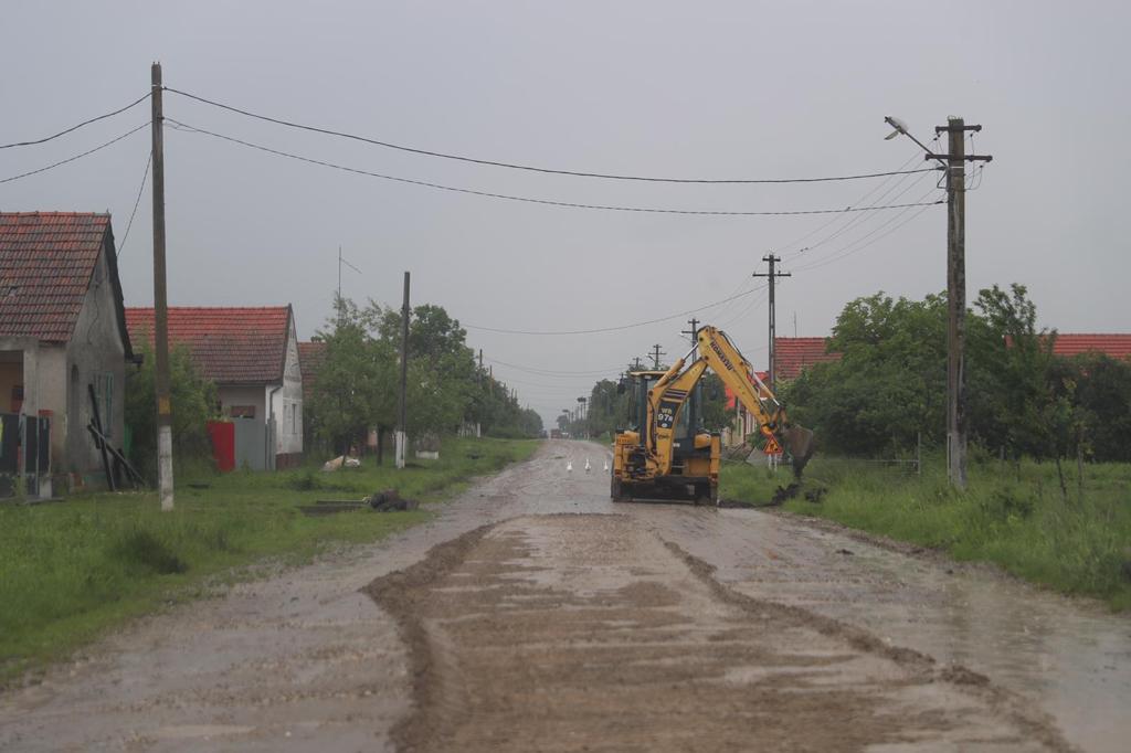DJ 572, care traversează localitatea Brestovăț, pe sectorul Lucareț - limita cu județul Arad, va fi asfaltat