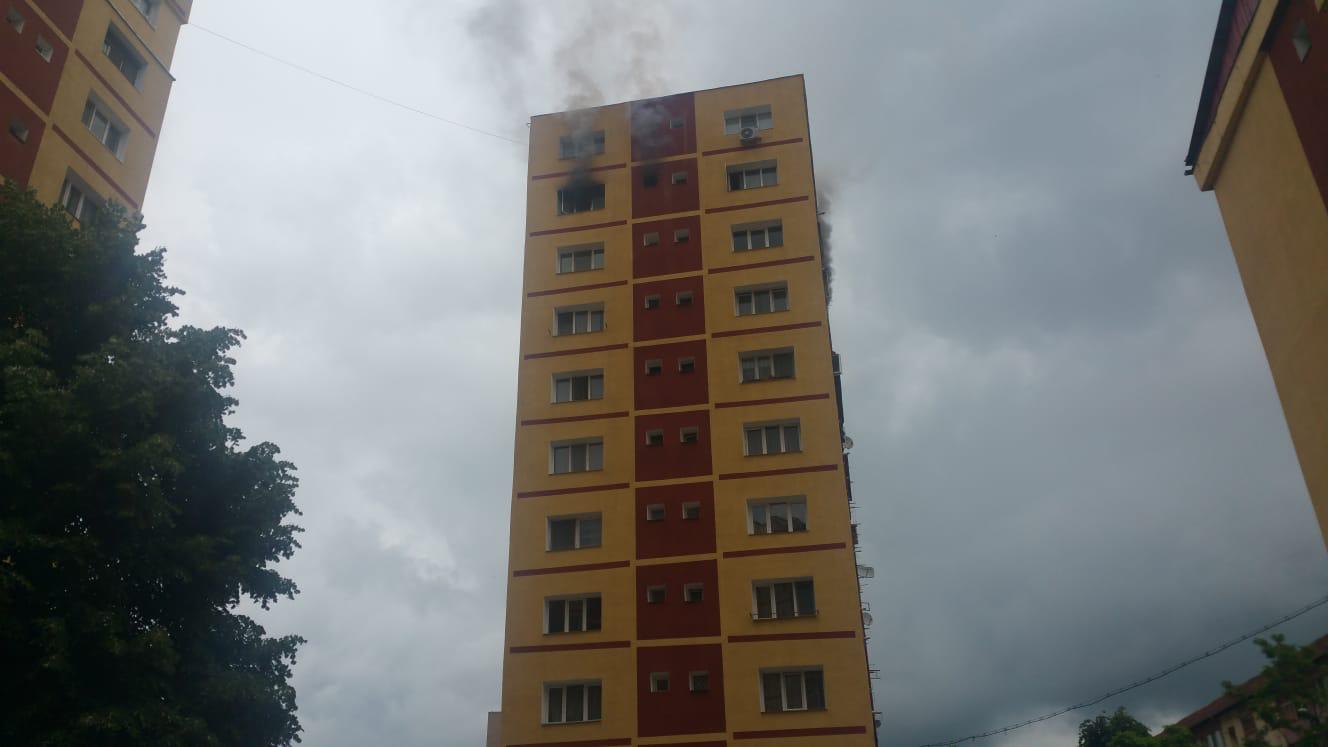 Incendiu într-un bloc de zece etaje