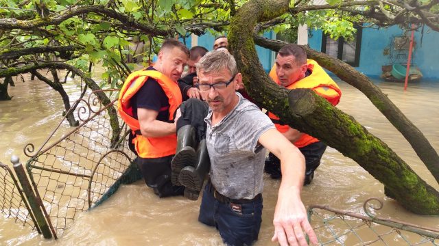 Inundații în Timiș. Persoane evacuate din calea apelor