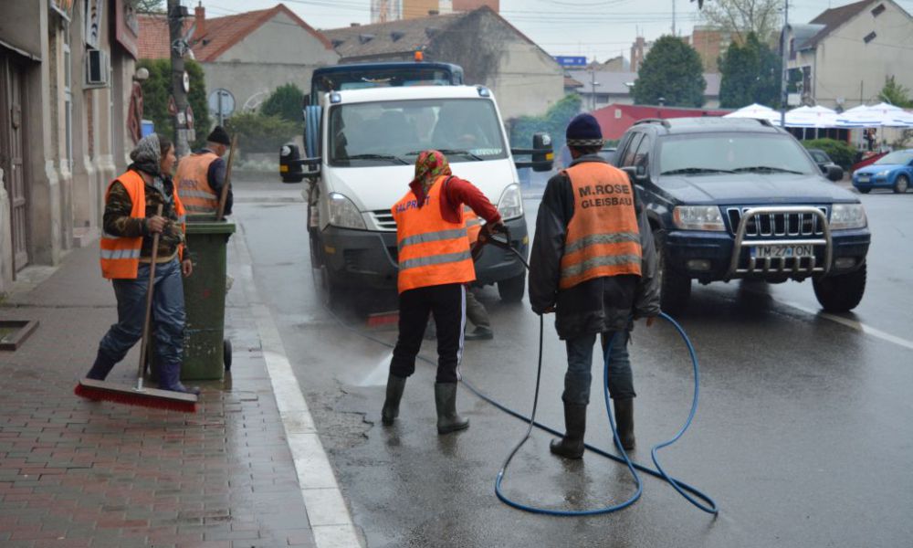 Continuă programul de salubrizare a străzilor din Timișoara