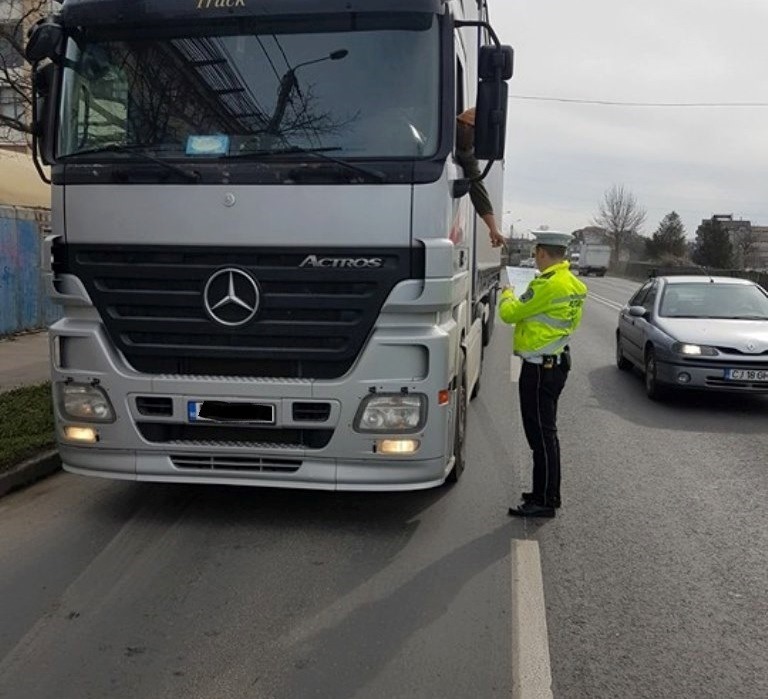 Zeci de amenzi pentru șoferii de camioane care circulă în zonele interzise din Timișoara