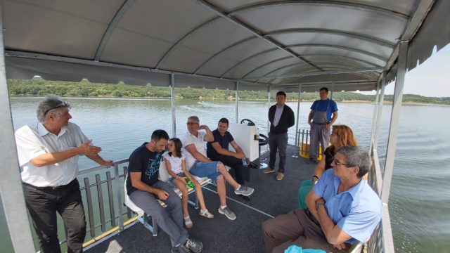 Un catamaran de aproape 20.000 de euro plimbă turiștii gratuit pe Lacul Surduc
