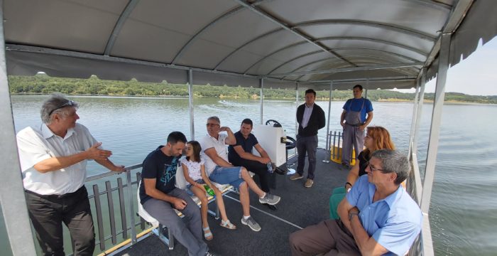 Un catamaran de aproape 20.000 de euro plimbă turiștii gratuit pe Lacul Surduc