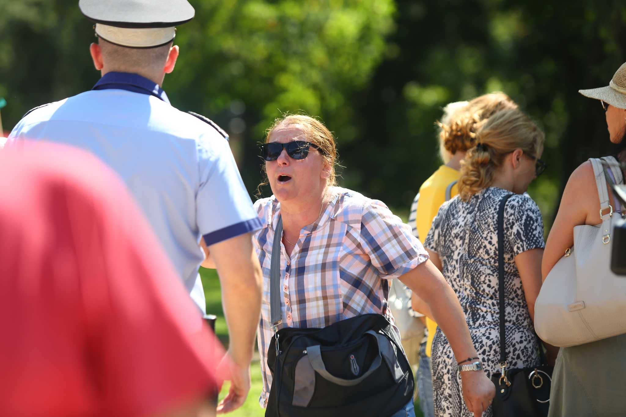O femeie îl ceartă pe Nicolae Robu în Parcul Central