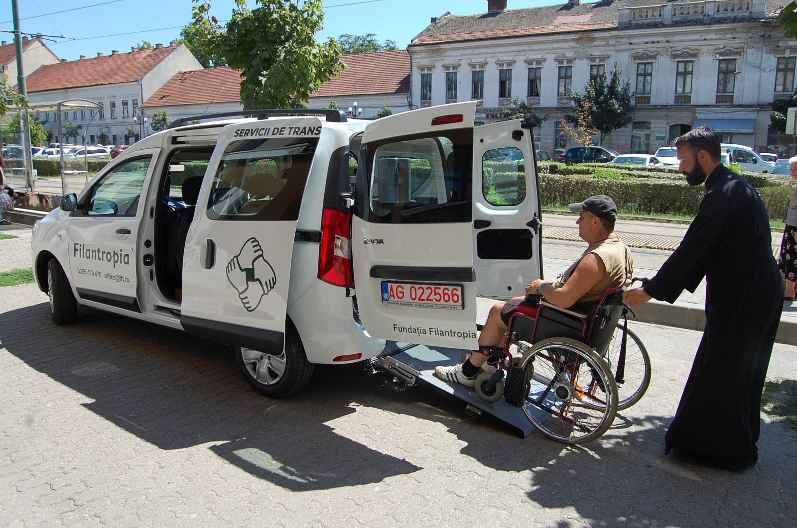 Fundației Filantropia a cumpărat un autoturism pentru persoanele cu scleroză multiplă