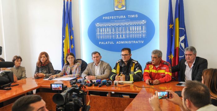 Directorul Ambulanței Timiș, Iancu Leonida (dreapta) vorbeste despre cazurile din blocul de pe strada Miorita